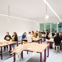 Klasse beim Basteln